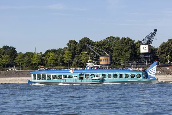 Flod kryssningsfartyg i Köln, Tyskland — Stockfoto