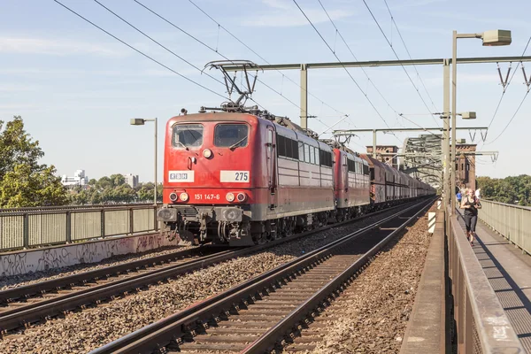 ケルン、ドイツの橋の上の列車 — ストック写真