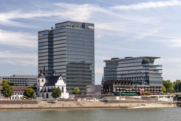 Gebouwen aan de rivier de Rijn in Keulen, Duitsland — Stockfoto