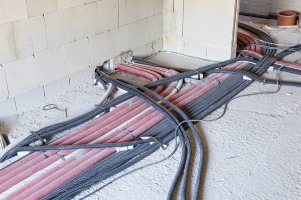 Kabel und Rohre in einem neuen Haus — Stockfoto