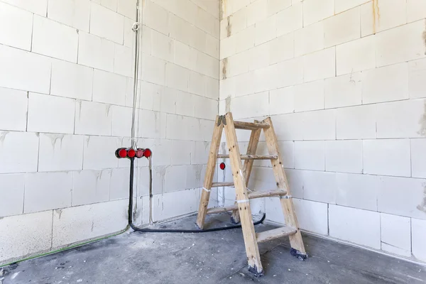 Ladder en kabels in een nieuwe kamer — Stockfoto