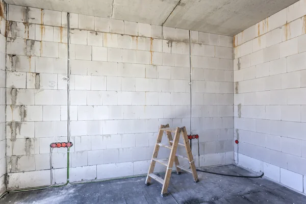 Ladder en kabels in een nieuwe kamer — Stockfoto