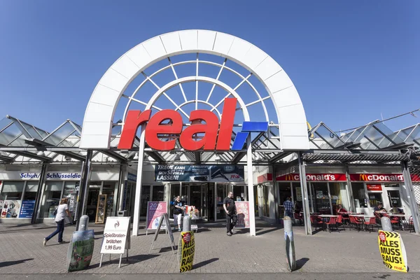 Real hipermarket in Siegen, Németország — Stock Fotó