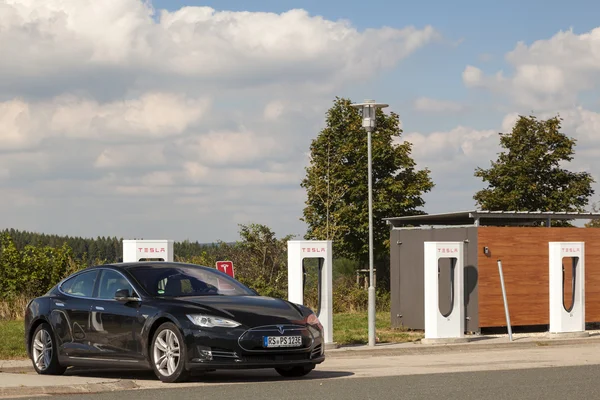 Tesla Model S bij de supercharger — Stockfoto