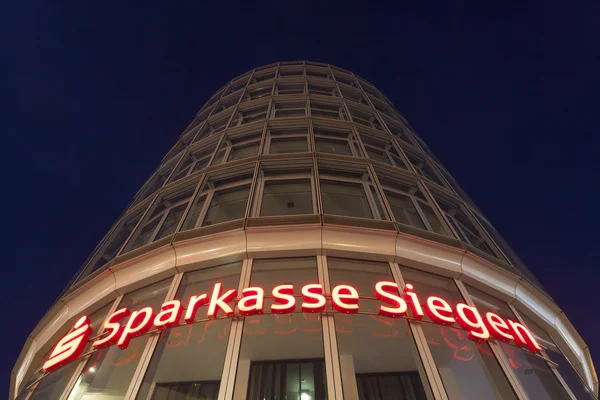 夜のスパーカッセ・シーゲルタワー、ドイツ — ストック写真