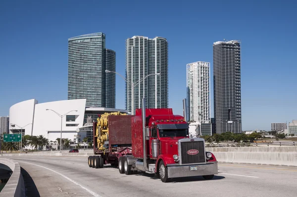 Peterbilt caminhão na ponte em Miami, Flórida, EUA — Fotografia de Stock