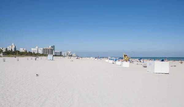 Люди отдыхают на South Beach в Майами, Флорида, США — стоковое фото