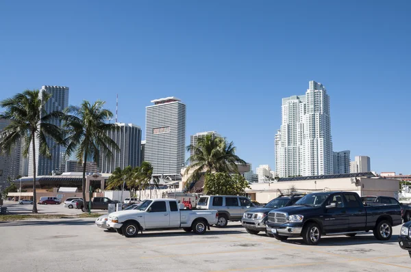 Lastbilar på en parkeringsplats downtown i miami, florida, usa — Stockfoto