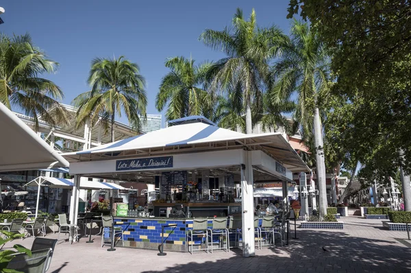 Bar aan de promenade in bayside jachthaven in miami, florida, Verenigde Staten — Stockfoto