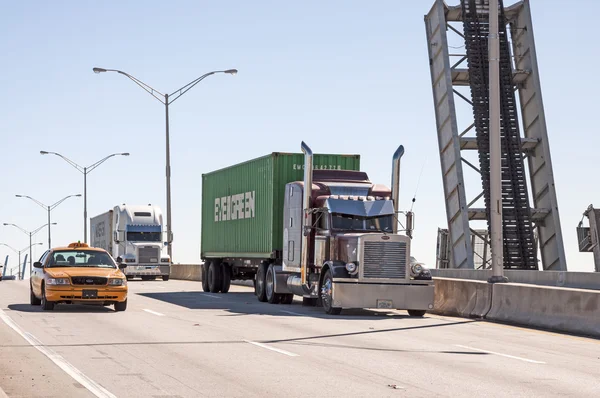 Lastbilar på bron i miami, florida, usa — Stockfoto