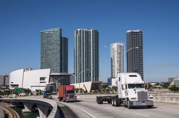 LKW auf der brücke in miami, florida, usa — Stockfoto