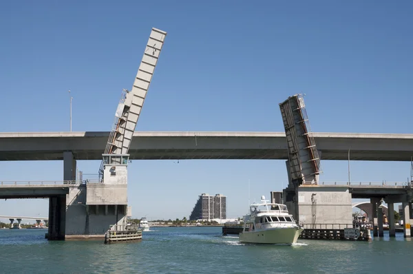 Bridge opened for yachts in Miami, Florida, USA — Stock Photo, Image