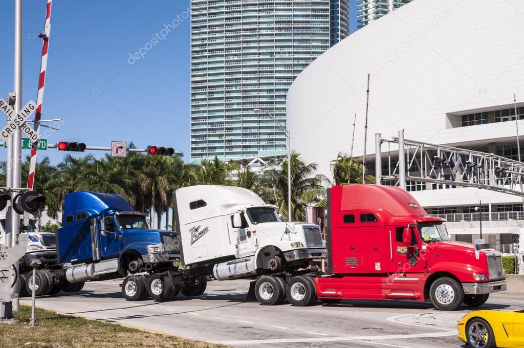 Transporte de camiones en Miami, Florida, Estados Unidos — Foto editorial de stock © philipus
