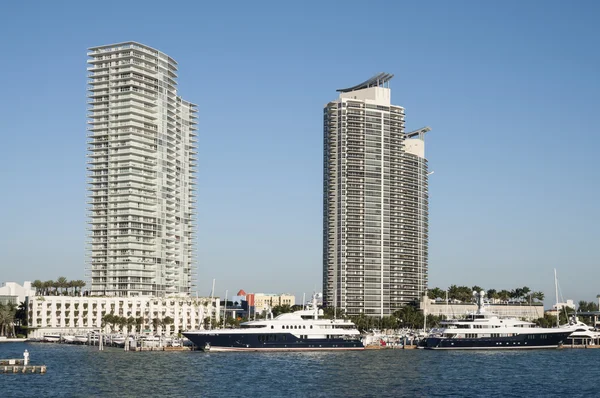 Prédios Highrise na Marina de Miami Beach. Florida, EUA — Fotografia de Stock