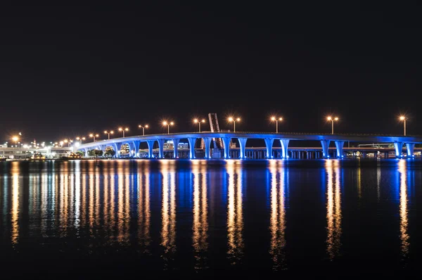 Blå upplyst bro i miami, florida, usa — Stockfoto