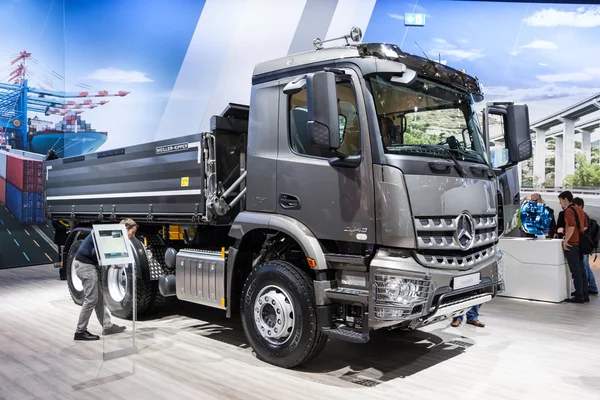 Самосвал Mercedes Benz Arocs 2643 K на 65-м IAA Commercial Vehicles 2014 в Ганновере, Германия — стоковое фото