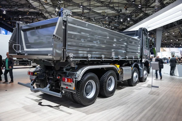 Самосвал Mercedes Benz Arocs 4145 на 65-м IAA Commercial Vehicles 2014 в Ганновере, Германия — стоковое фото