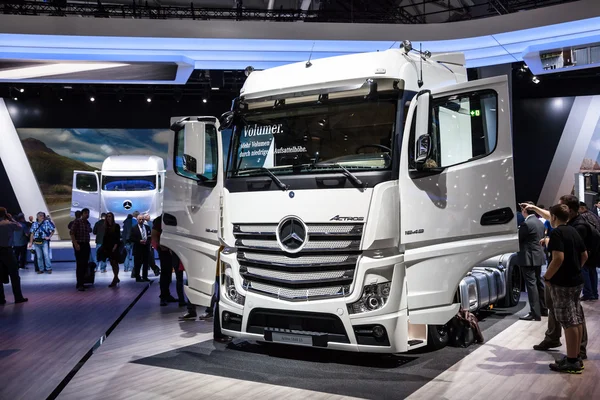 Camión Mercedes Benz Actros 1848 LS en el 65º IAA Commercial Vehicles 2014 en Hannover, Alemania —  Fotos de Stock