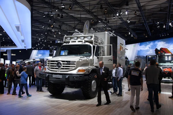 Mercedes benz zetros 1833 року в 65 iaa вантажних автомобілів 2014 року в місті Гановер, Німеччина — стокове фото