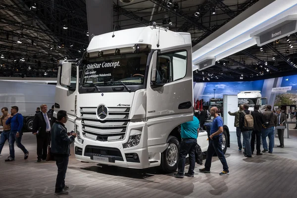 Mercedes benz actros 1863 ls вантажівка в 65 iaa вантажних автомобілів 2014 року в місті Гановер, Німеччина — стокове фото