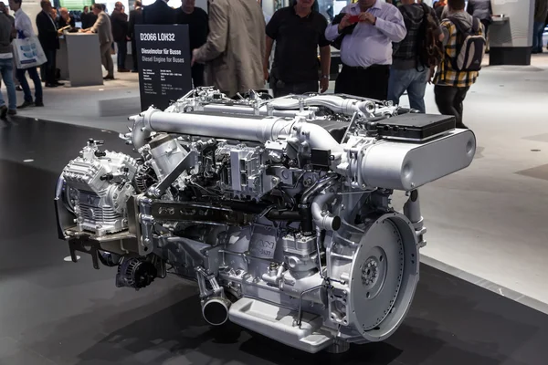 MAN bus diesel motor en el 65º IAA Commercial Vehicles 2014 en Hannover, Alemania — Foto de Stock