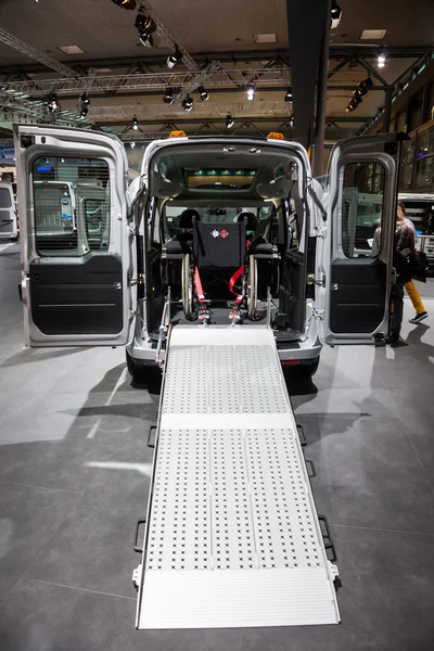 Opel combo rollstuhltransport auf der 65. iaa Nutzfahrzeuge 2014 in hannover, deutschland — Stockfoto