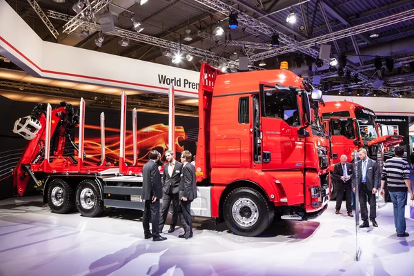 Człowiek rejestrowania ciężarówek tgx 26.560 na 65 pojazdów użytkowych iaa 2014 w hannover, Niemcy — Zdjęcie stockowe