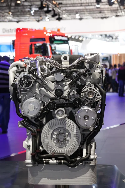 Man truck diesel motor detail auf der 65. iaa Nutzfahrzeuge 2014 in hannover, deutschland — Stockfoto