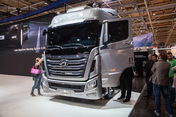 Nieuwe hyundai xcient p520 6 x 2 vrachtwagen bij de 65ste iaa bedrijfsvoertuigen eerlijk 2014 in hannover, Duitsland — Stockfoto