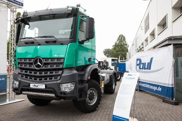 Mercedes Benz Arocs 2043 4x4 en la 65ª feria IAA Commercial Vehicles 2014 en Hannover, Alemania —  Fotos de Stock