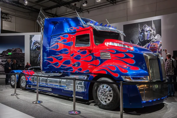 Optimus prime μετασχηματιστές φορτηγό κατά την 65η iaa εμπορικά οχήματα δίκαιη 2014, Ανόβερο, Γερμανία — Φωτογραφία Αρχείου