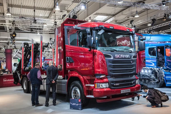 Camión Scania R520 V8 en la 65ª Feria de Vehículos Comerciales IAA 2014 en Hannover, Alemania — Foto de Stock