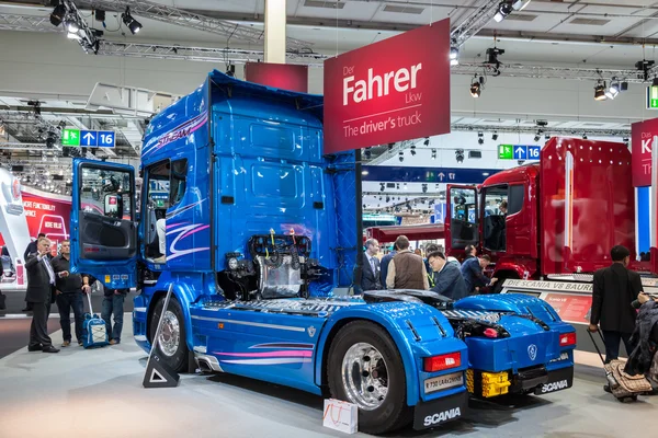 Грузовик Scania R730 V8 на 65-й ярмарке коммерческих автомобилей IAA 2014 в Ганновере, Германия — стоковое фото