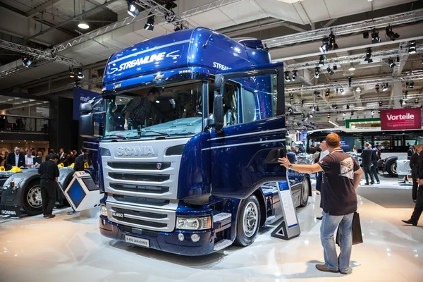 Scania R450 Streamline camión en la 65ª Feria de Vehículos Comerciales IAA 2014 en Hannover, Alemania — Foto de Stock