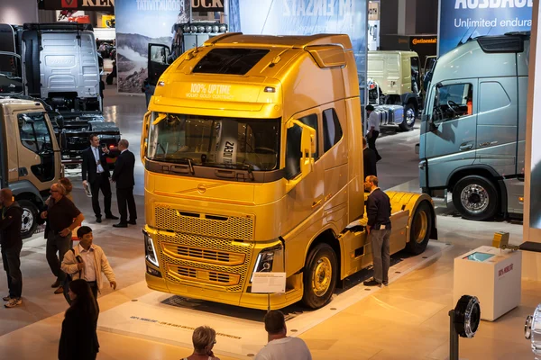 Volvo fh16 750 hp vrachtwagen bij de 65ste iaa bedrijfsvoertuigen eerlijk 2014 in hannover, Duitsland — Stockfoto