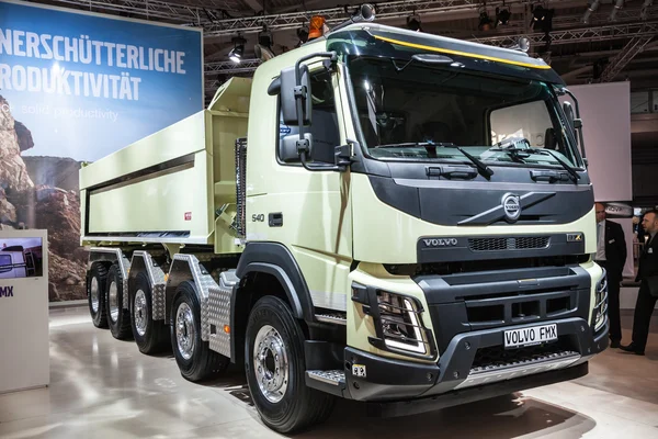 VOLVO FMX caminhão basculante na 65th IAA Commercial Vehicles Fair 2014 em Hannover, Alemanha — Fotografia de Stock