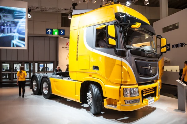 Новый китайский грузовик DONGFENG KX на 65-й ярмарке коммерческих автомобилей IAA 2014 в Ганновере, Германия — стоковое фото