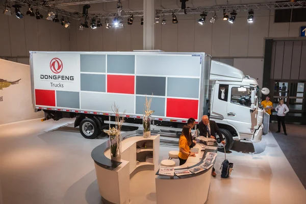 Kínai dongfeng teherautók cég állni a 65. iaa haszongépjárművek tisztességes 2014-re, hannover, Németország — Stock Fotó