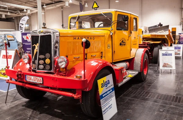 Camión histórico HANOMAG HENSCHEL en la 65ª Feria de Vehículos Comerciales IAA 2014 en Hannover, Alemania — Foto de Stock