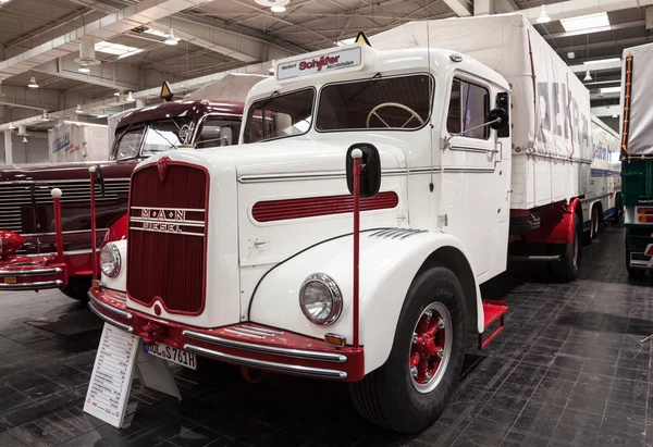 Historické muž benzín kamion od 1953 na 65 užitkových vozidel iaa veletrhu 2014 v Hannoveru, Německo — Stock fotografie