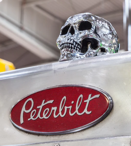 Skull on the bonnet of Peterbilt show truck at the 65th IAA Commercial Vehicles Fair 2014 in Hannover, Germany — Stock Photo, Image