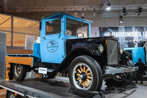 हॅनोव्हर, जर्मनी मध्ये 65 व्या आयएए व्यावसायिक वाहने फेअर 2014 येथे 29 पासून ऐतिहासिक व्हॉल्वो ट्रक — स्टॉक फोटो, इमेज