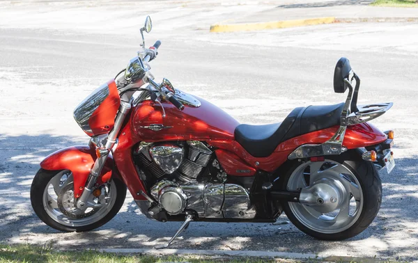 CORAL GABLES, FL USA - NOV 15, 2009: Suzuki Boulevard M109R Motorcylce parked on the road side in Coral Gables, Florida, USA — Stock Photo, Image