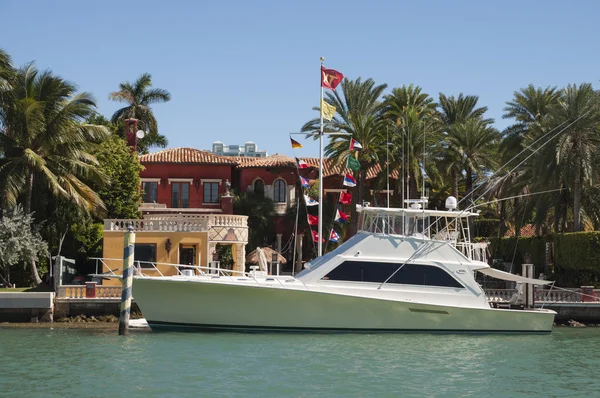 Yacht à moteur de luxe sur Star Island à Miami, Floride, États-Unis — Photo