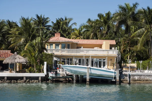 Luxuosa mansão em Star Island em Miami, Flórida, EUA — Fotografia de Stock