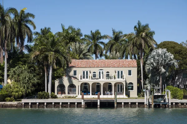 Luxus-Haus auf Sterneninsel in Miami, Florida, Vereinigte Staaten — Stockfoto