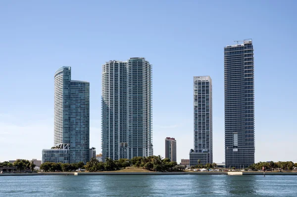 Vízparti felhőkarcolók miami downtown, florida, Amerikai Egyesült Államok — Stock Fotó