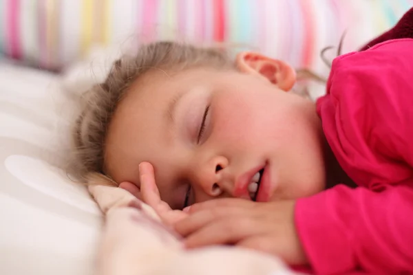 Fetița care doarme în pat — Fotografie, imagine de stoc
