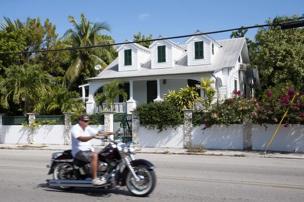 Hombre en motocicleta Harley Davidson en Key West, Florida — Foto de Stock