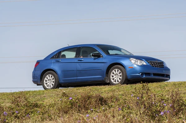 Blå Chrysler Sebring sedan från 2008 i Florida, Usa — Stockfoto
